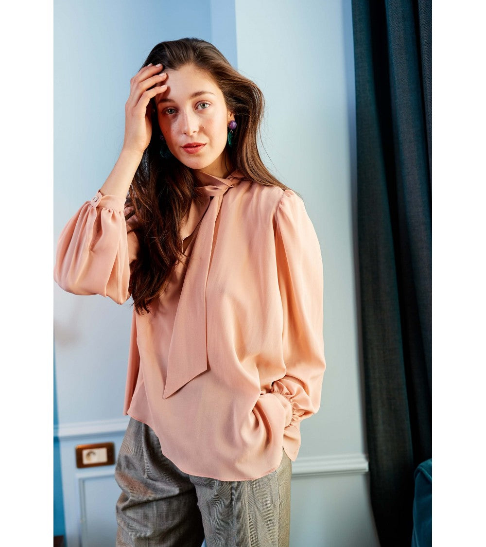 Le 608 Léa Blouse à col noué soie beige poils